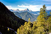 Parco Naturale Fanes-Senes-Braies. La traversata da San Vigilio di Marebbe al lago di Braies, iniziando la salita verso il Passo Croce la vista si apre sul Sass de Putia (gruppo Puez-Odle).